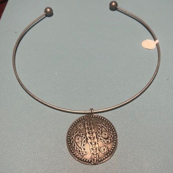 Handcrafted antique silver tone pendant on choker. - Picture 1 of 2